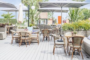 Outdoor dining - Sevilla Green Suites (Alcala de Guadaira)