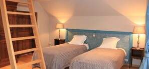 Vierpersoonskamer (Manon) | Luxe beddengoed, individueel gedecoreerd, individueel gemeubileerd