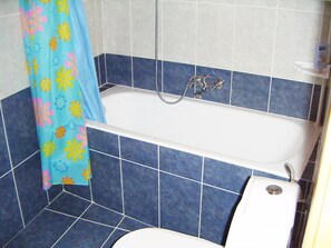 Artículos de tocador gratuitos, secador de pelo, bidet, toallas