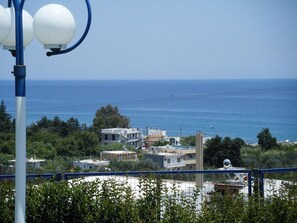 Ein Küstenwohngebiet mit Häusern und freiem Blick auf das Meer.