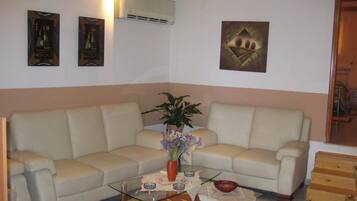 Studio | Living room | TV