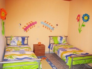 Una scrivania, ferro/asse da stiro, culle/letti per bambini (gratuiti)