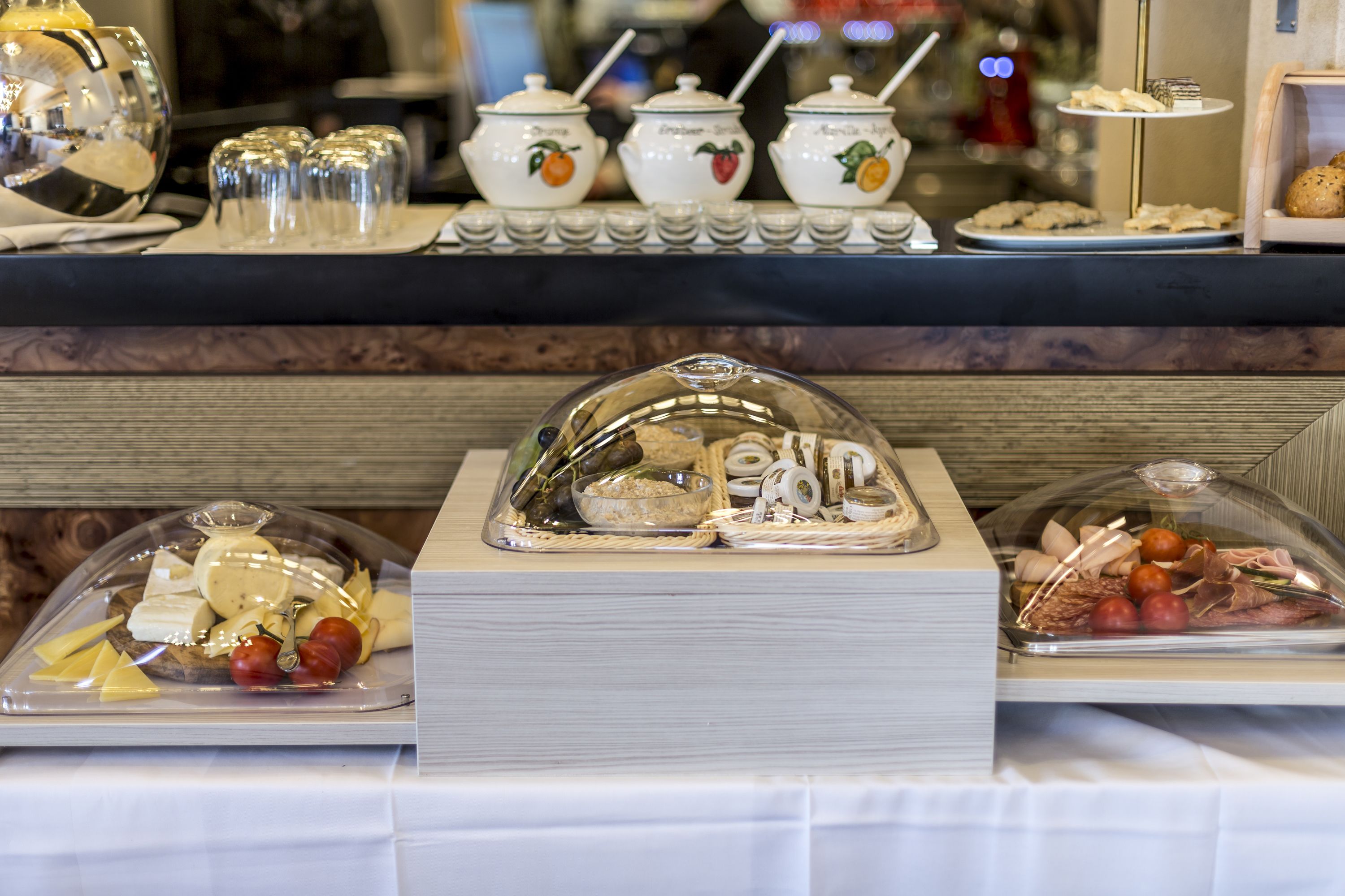 Ein reichhaltiges Buffet mit verschiedenen Speisen und Beilagen.