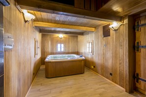 Indoor spa tub