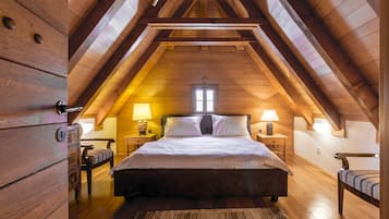 Lodge Pinus | Hypoallergeen beddengoed, een minibar, een kluis op de kamer, een bureau