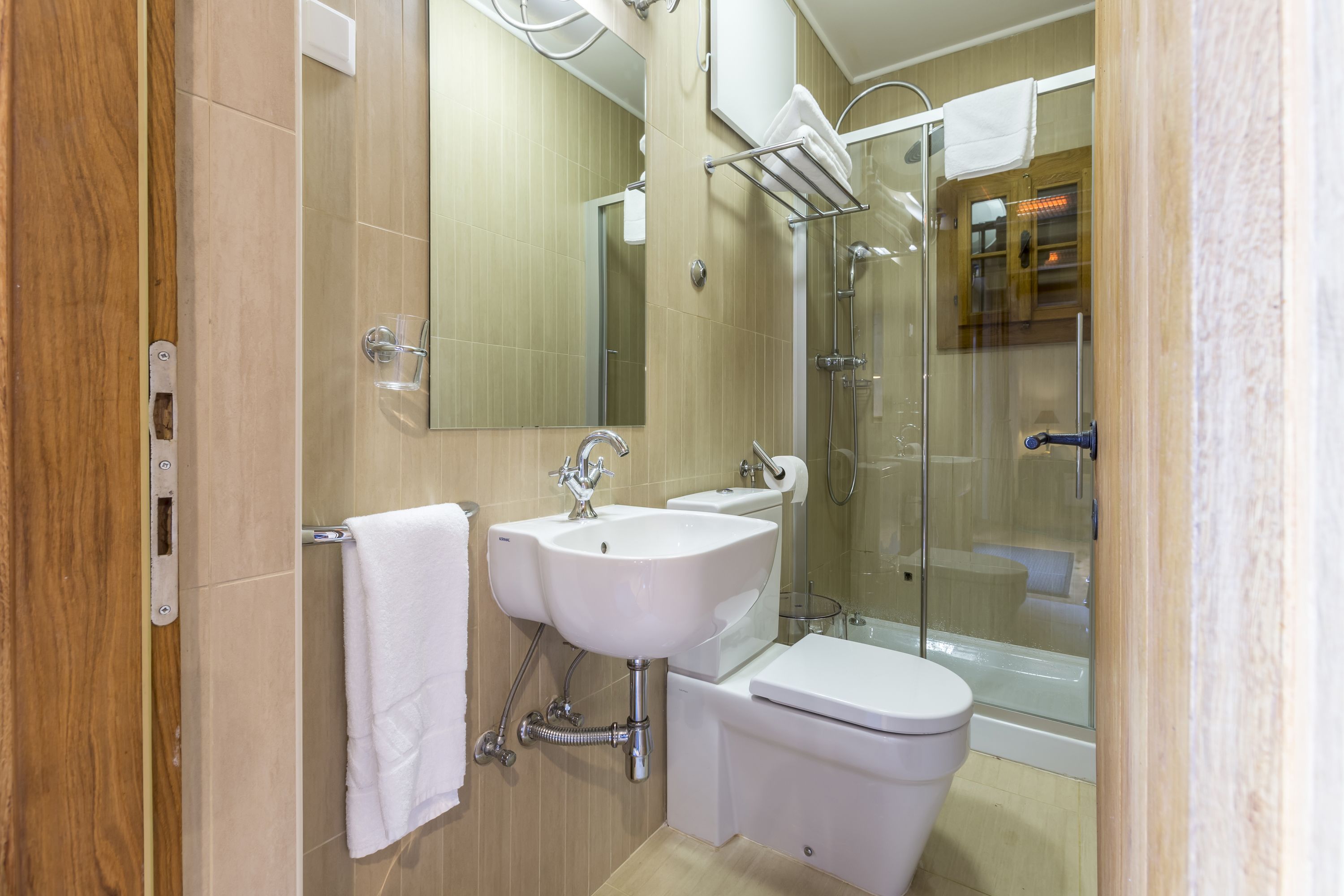 lodge fagus | bathroom | free toiletries, hair dryer, bathrobes, slippers