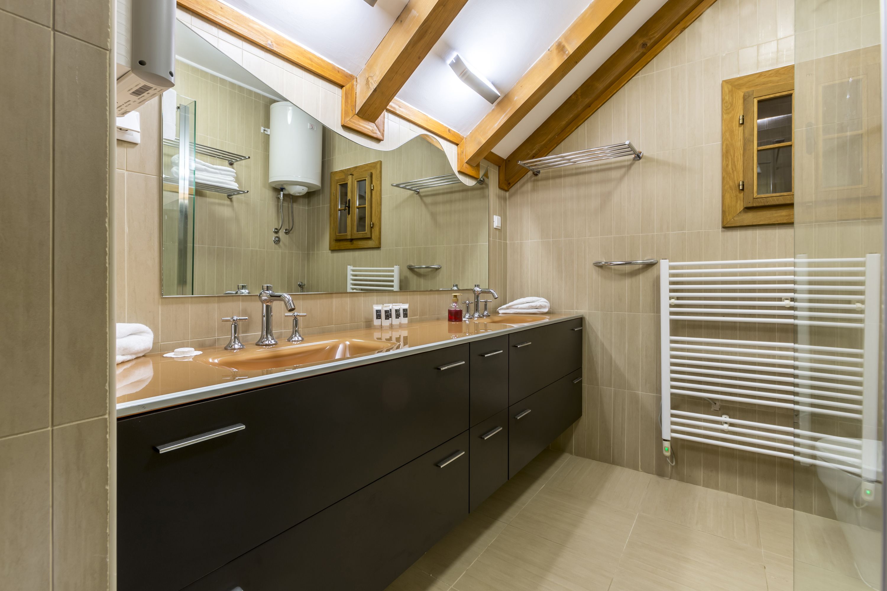 lodge pinus | bathroom | free toiletries, hair dryer, bathrobes, slippers