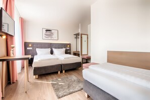 Quarto triplo standard | Roupas de cama antialérgicas, escrivaninha, quartos à prova de som