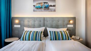 Habitación estándar doble | Escritorio, sistema de insonorización, tabla de planchar con plancha