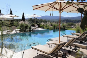 Outdoor pool, pool umbrellas, pool loungers - Casali di Bibbiano (Buonconvento)