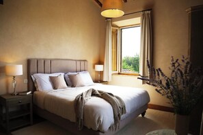 Villa | Luxe beddengoed, een minibar, een kluis op de kamer, een bureau