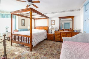 Romantisk suite, 1 soverom, byutsikt (Lucia) | Individuelt dekorert, strykejern/-brett og barnesenger (inkludert)