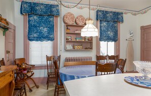 Suíte luxo, 2 quartos, lareira (Filomena) | Cozinha privada | Geladeira grande, micro-ondas, fogão, cooktop