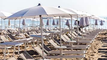 Privatstrand in der Nähe, weißer Sandstrand, Liegestühle, Sonnenschirme