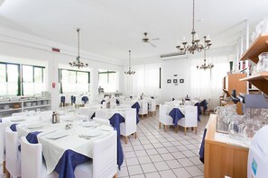 Breakfast, dinner and brunch served - Kristalex Pet Friends Hotel (Cesenatico)