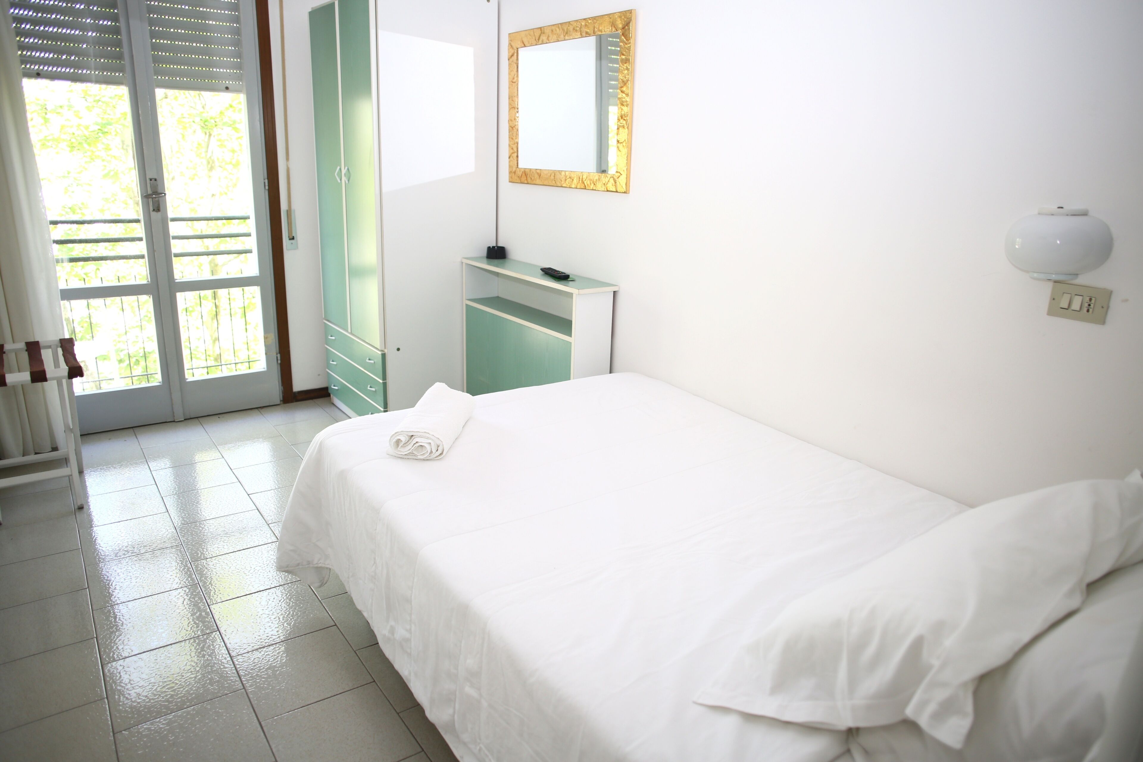 Comfort Double Room Single Use, 1 Bedroom | Hypo-allergenic bedding, in-room safe, desk, blackout drapes