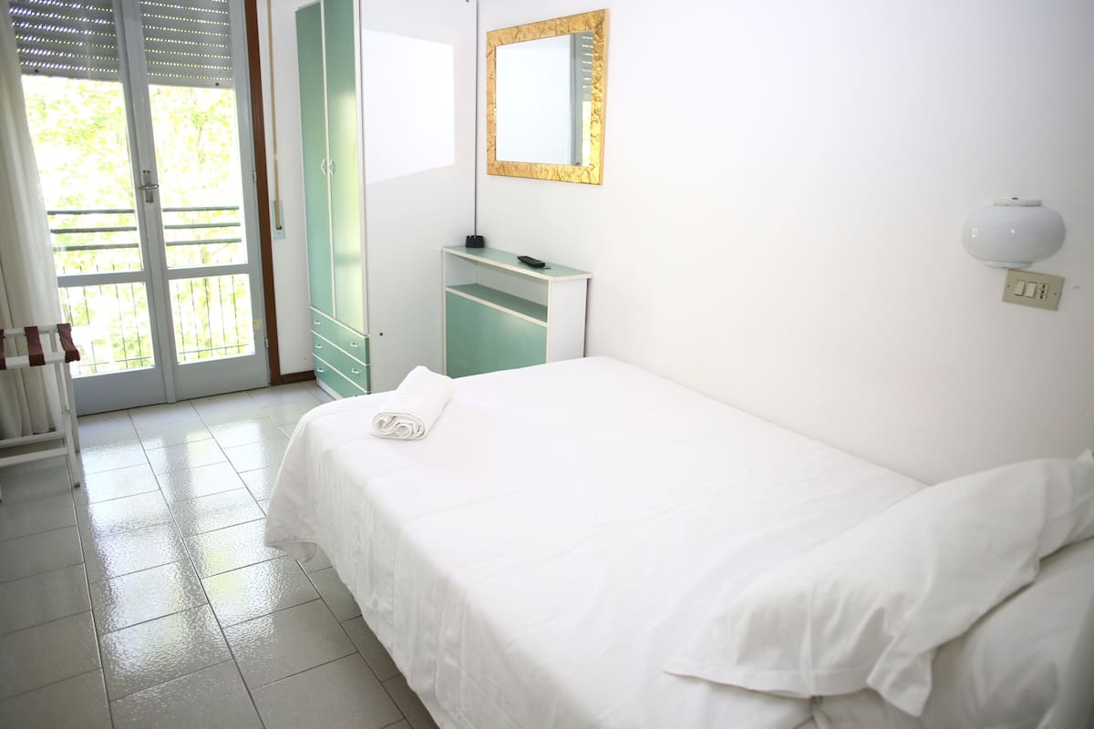 舒适双人房(单人入住), 1 间卧室 | 防过敏的被褥、客房内保险箱、办公桌、遮光窗帘