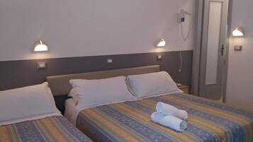 Allergitestade sängkläder och värdeförvaringsskåp på rummet