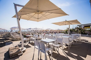 在附近的私人海滩、白沙、沙滩椅、海滩遮阳伞