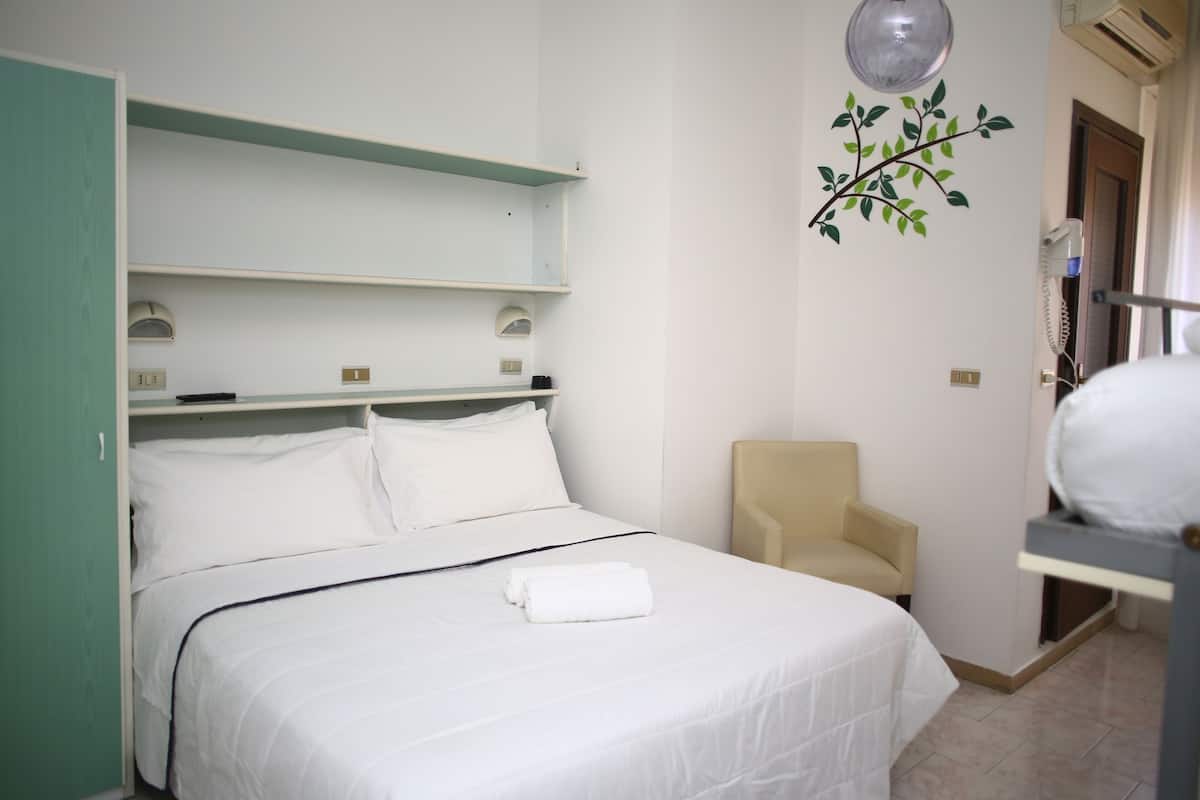 Habitación cuádruple básica | Ropa de cama hipoalergénica y caja de seguridad en la habitación