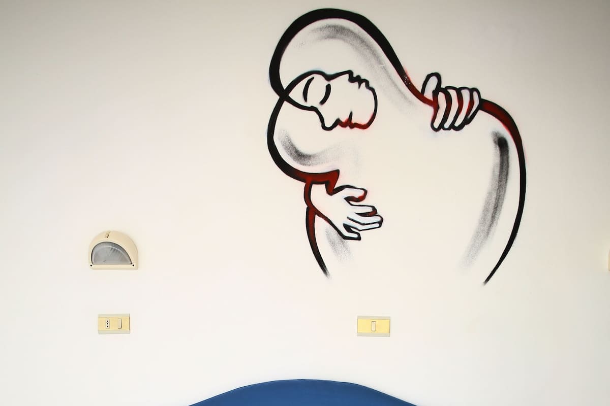 Ropa de cama hipoalergénica y caja de seguridad en la habitación