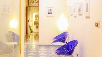 Coin salon dans le hall