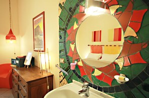 Shower, free toiletries, hair dryer, towels - The Beehive Hostel (Rome)
