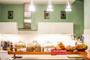 Buffet - The Beehive Hostel (Rome)
