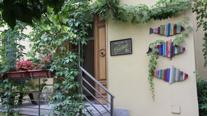 Property entrance - The Beehive Hostel (Rome)