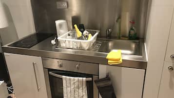 Jääkaappi, uuni, liesi, vedenkeitin
