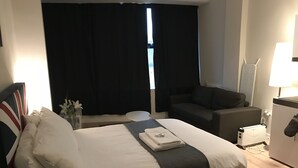 Studio – superior | Skrivebord, strykejern/-brett og barnesenger