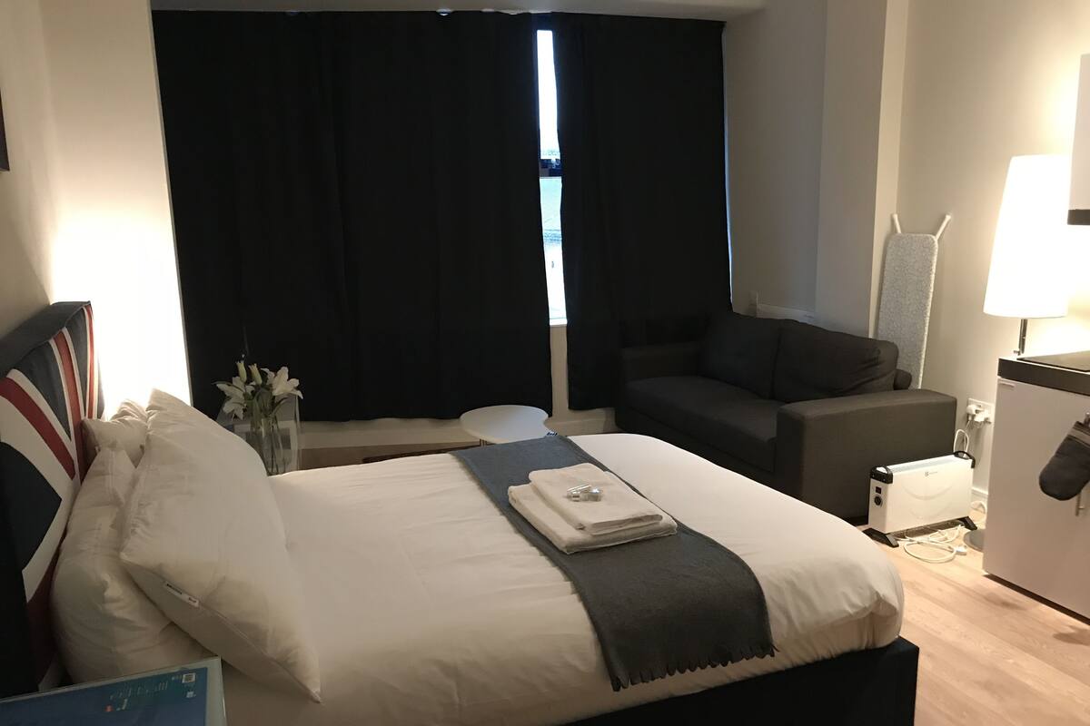 Superior-Studio | Schreibtisch, Bügeleisen/Bügelbrett, Babybetten, Zustellbetten