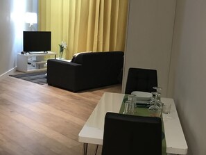 標準頂樓客房, 1 間臥室 | 起居區 | 平面電視