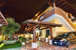 Fassade der Unterkunft – Abend/Nacht