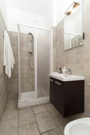 Double or Twin Room | Bathroom | Shower, free toiletries, hair dryer, bidet - EneaHouse (Fiumicino)