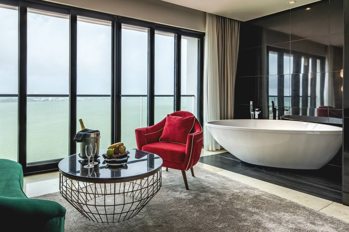 Signature Icon Junior Suites Sunset View | ミニバーのアイテム (無料)、セーフティボックス (室内)、デスク、アイロン / アイロン台