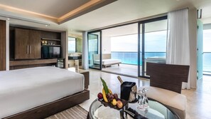 Tweepersoonskamer, voor 1 persoon | Een minibar met enkele gratis items, een kluis op de kamer, een bureau