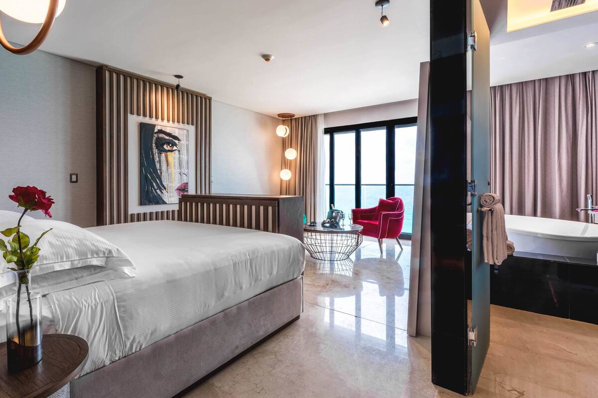 Signature Icon Junior Suite Ocean Front | ミニバーのアイテム (無料)、セーフティボックス (室内)、デスク、アイロン / アイロン台