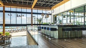 4 restaurants, serveren ontbijt, lunch, diner, internationale gerechten