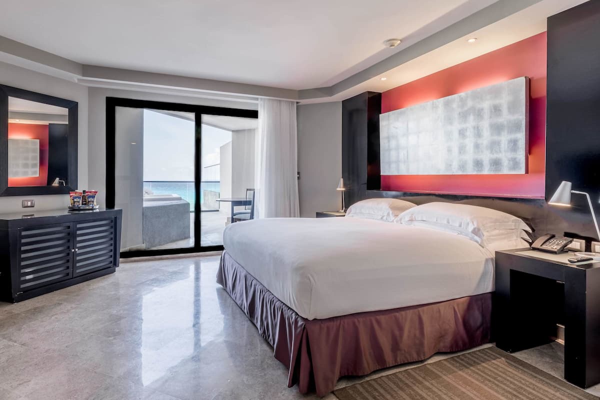 Ocean View Terrace Junior Suite | ミニバーのアイテム (無料)、セーフティボックス (室内)、デスク、アイロン / アイロン台