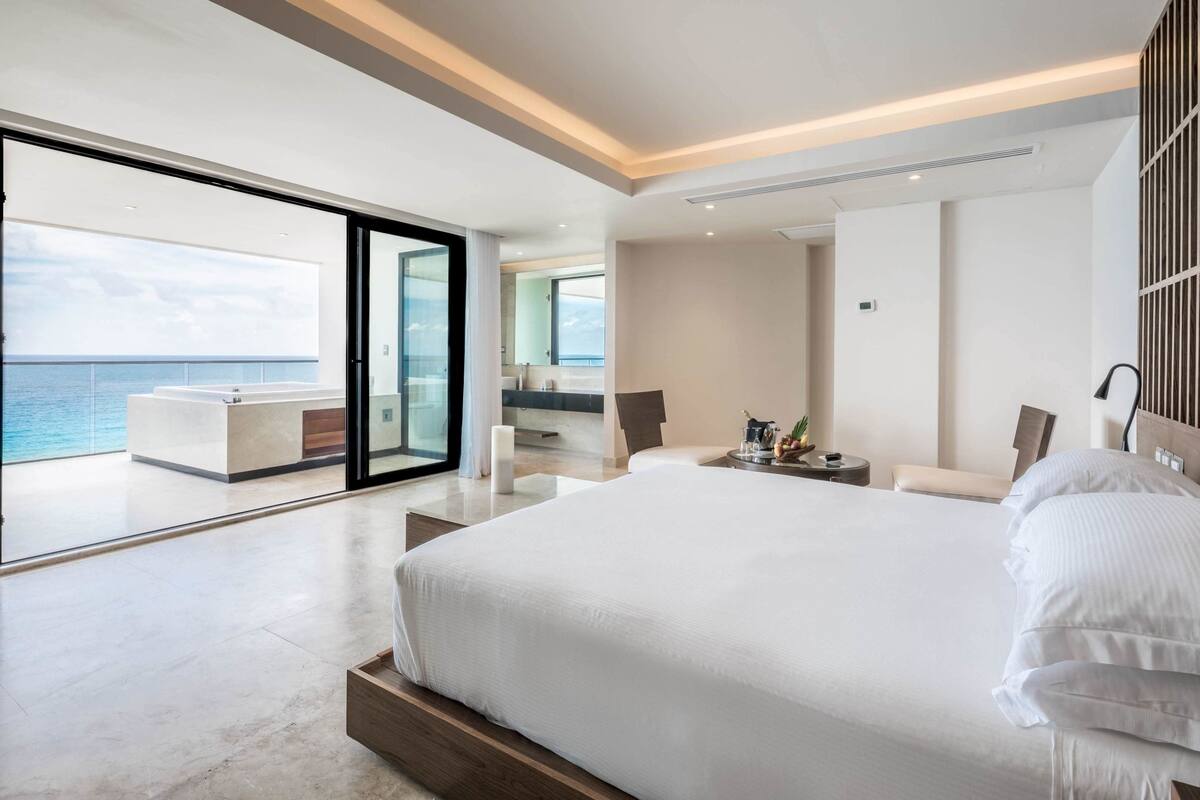 The Beach Club Suite Ocean Front | ミニバーのアイテム (無料)、セーフティボックス (室内)、デスク、アイロン / アイロン台