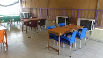 Se sirven desayunos, almuerzos y cenas; cocina africana