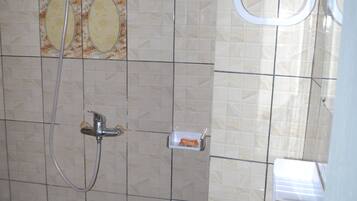 Douche, articles de toilette gratuits, chaussons, serviettes fournies