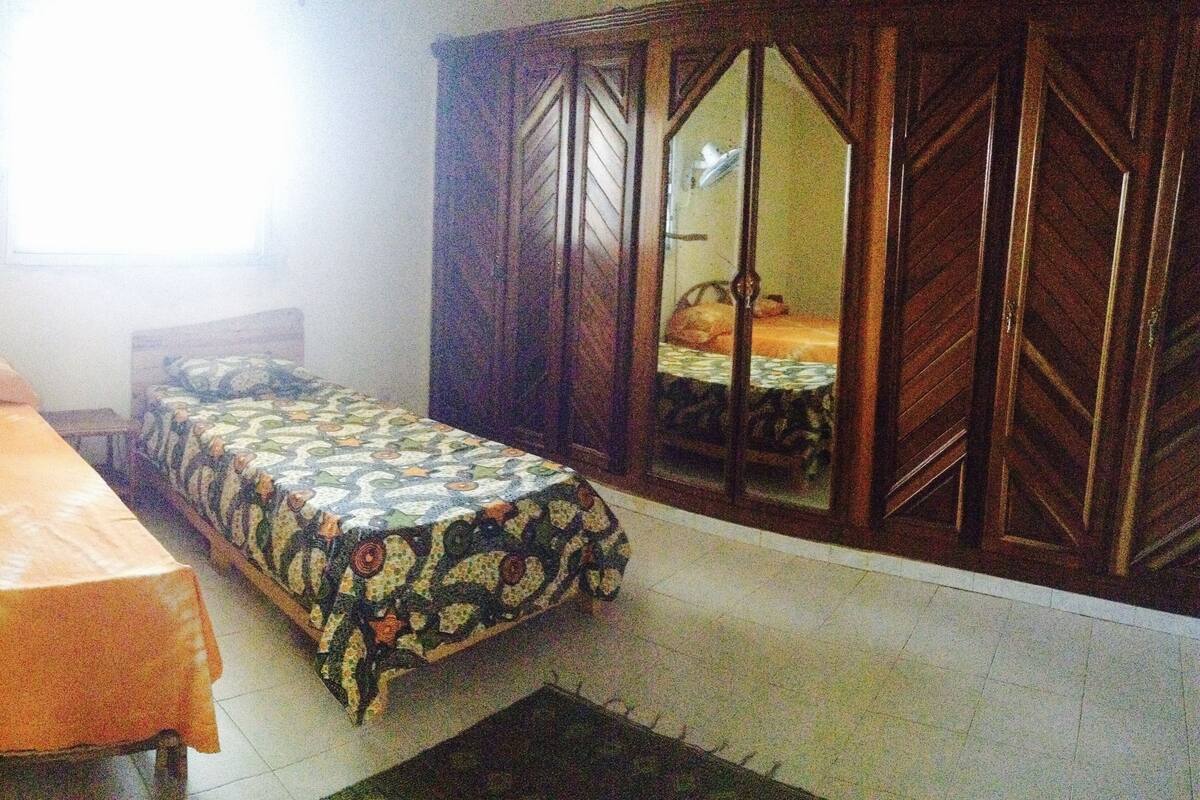 Cortinas blackout, wifi gratis y ropa de cama