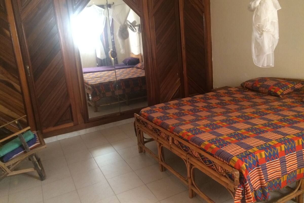 Cortinas blackout, wifi gratis y ropa de cama