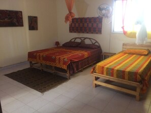 Cortinas blackout, wifi gratis y ropa de cama