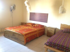 Cortinas blackout, wifi gratis y ropa de cama