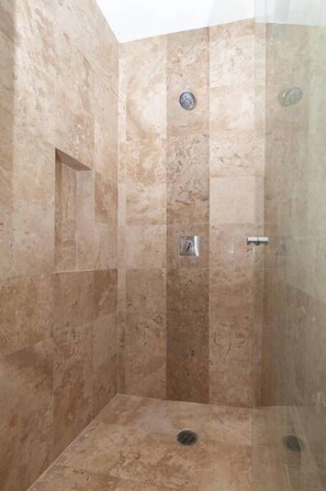 Classic-Apartment, 1 Queen-Bett, Poolzugang, am Strand | Dusche im Bad