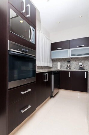 Classic Condo, 1 Queen Bed, Pool Access, Beachside | Private kitchen