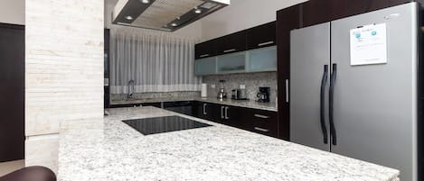 Refrigerador, microondas, cafetera/tetera